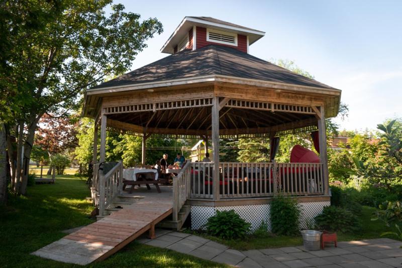 Complexe D'Hebergement La Maison Touristique Dugas Caraquet Buitenkant foto